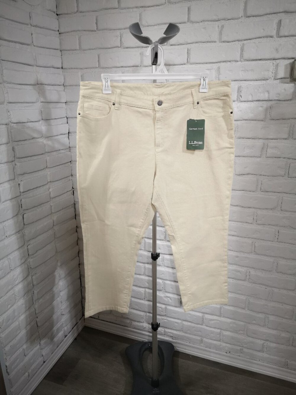 NWT - L.L. Bean Favorite Fit Ladies Size 18 Petite Beige Capri / Crop Jeans